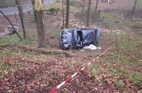 Polizeidirektion Göttingen: POL-GOE: (230/2012) - Drei verletzte Personen durch Unfall nach Kollision mit einem Baum
