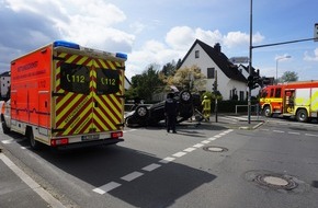 Polizei Mettmann: POL-ME: Pkw überschlägt sich im Kreuzungsbereich - Ratingen - 2204048