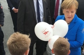 tomatomedical international UG (haftungsbeschränkt): Cebit-Rundgang: Kanzlerin Merkel kriegt Luftballons geschenkt - kleiner Albert macht auf Flüchtlingsapp iRefugee.de & Gesundheitsapp tomatomedical aufmerksam