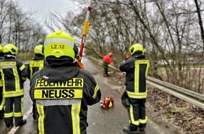 Feuerwehr Neuss: FW-NE: Erstmeldung: Sturmtief Zeynep sorgt für erste Einsätze | Vereinsstraße gesperrt