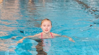 DLRG - Deutsche Lebens-Rettungs-Gesellschaft: Über 20.000 Teilnehmer: Schwimmabzeichentage setzen Signal für die Sicherheit im Wasser