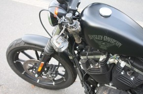 Polizei Rheinisch-Bergischer Kreis: POL-RBK: Overath - junge Harley-Fahrerin landet auf der Wiese