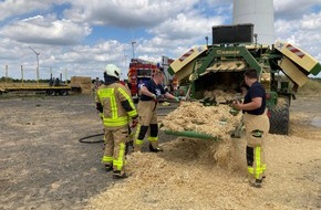 Feuerwehr Grevenbroich: FW Grevenbroich: Feuerwehr löscht Brand an Ballenpresse auf Stoppelfeld bei Gustorf