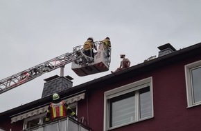 Feuerwehr Essen: FW-E: Feuerwehr rettet Mann vom Dach eines Mehrfamilienhauses