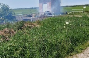 Freiwillige Feuerwehr Gemeinde Schiffdorf: FFW Schiffdorf: Feuerwehr verhindert Ausbreitung - trockene Vegetation macht sich bemerkbar