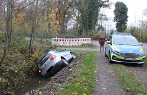 Polizei Minden-Lübbecke: POL-MI: Mit gestohlenem Auto Unfall gebaut - Dieb ermittelt