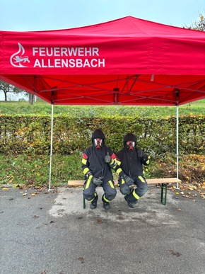 FW Allensbach: Heißausbildung - Brandbekämpfung und Menschenrettung unter realen Bedingungen