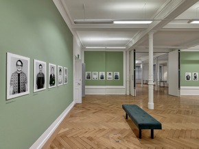 Ausstellung im Textilmuseum St.Gallen: „Mise en Scène. Modefotografie von der Belle Epoque bis heute“ eröffnet