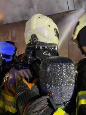 FW Mettmann: Vollbrand einer Scheune in Mettmann-Metzkausen führt zu Großeinsatz der Feuerwehr. Eisige Temperaturen sorgen für erschwerte Einsatzbedingungen.