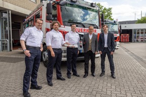 FW-NE: Fit für die Zukunft: Zwei neue Löschfahrzeuge für die Feuerwehr Neuss | Bürgermeister übergibt die Schlüssel