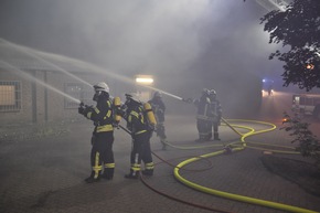 FW-KLE: Containerbrand führt zu ausgedehntem Dachstuhlbrand an einem Drogeriemarkt / Hausbewohner mussten von der Feuerwehr evakuiert werden