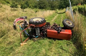 Polizeidirektion Bad Kreuznach: POL-PDKH: Umgestürzter Traktor - Fahrer eingeklemmt