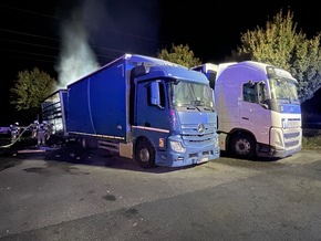 FW Lehrte: LKW-Anhänger brennt auf dem Autohof Lehrte an der Westtangente
