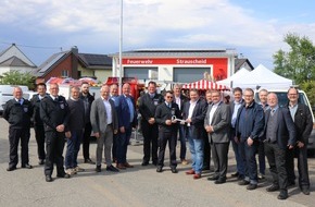 Feuerwehr VG Asbach: FW VG Asbach: Einsegnungen in Strauscheid: Neubau, Fahrzeug und Stromerzeuger wurden offiziell übergeben