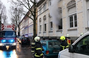 Feuerwehr Iserlohn: FW-MK: Küchenbrand: Frau rettet sich mit einem Sprung aus dem Fenster
