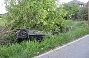 Kreispolizeibehörde Kleve: POL-KLE: Goch - Verkehrsunfall / PKW landet auf Dach in Graben, Beifahrerin schwer verletzt