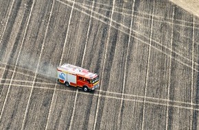 Feuerwehr Kleve: FW-KLE: Gro&szlig;fl&auml;chiger Vegetationsbrand in Donsbr&uuml;ggen - Feuerwehr verhindert &Uuml;bergreifen auf Wohnhaus