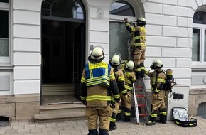Feuerwehr Herdecke: FW-EN: Zwei Eins&auml;tze wegen Rauchentwicklung - Rauchmelder verhindert gr&ouml;&szlig;eren Schaden - Hecke brannte am Nacken