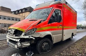 Polizeiinspektion Göttingen: POL-GÖ: (69/2023) Rettungswagen kollidiert auf dem Weg zur Einsatzstelle mit Leichenwagen - keine Verletzten. Beide Fahrzeuge nicht mehr fahrbereit.