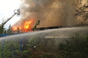 Feuerwehr Erkrath: FW-Erkrath: Vollbrand eines Gebäudes mit massiver Rauchentwicklung