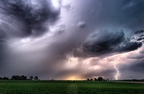 DVAG Deutsche Vermögensberatung AG: Sommergewitter - so schützen Sie sich und Ihr Eigenheim / Die DVAG erklärt, wie sich Verbraucher gegen Kosten durch Unwetterschäden absichern und gibt Tipps für ein sicheres Verhalten