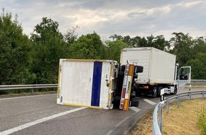 Polizeidirektion Neustadt/Weinstraße: POL-PDNW: Polizeiautobahnstation Ruchheim: Umgestürzter LKW Anhänger am Autobahnkreuz Speyer - Sperrung der Überleitung A61/B9