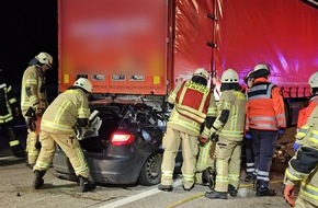 Freiwillige Feuerwehr Lehrte: FW Lehrte: Junge Frau fährt unter LKW und wird lebensgefährlich Verletzt. Rettungsgasse bereitet Probleme