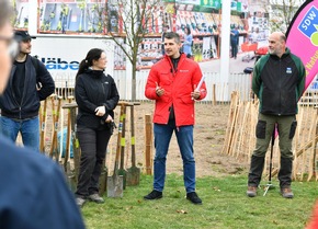 BAUHAUS pflanzt Waldinsel in Leipzig
