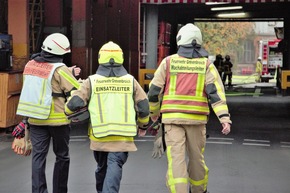 FW Grevenbroich: Kellerbrand und Vermisste im Industriegelände / Feuerwehr Grevenbroich und Werkfeuerwehr Speira trainieren Zusammenarbeit in gemeinsamer Alarmübung