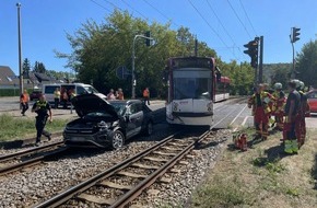 Landespolizeiinspektion Erfurt: LPI-EF: Stra&szlig;enbahn nach Verkehrsunfall entgleist
