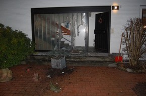 Polizeiinspektion Hameln-Pyrmont/Holzminden: POL-HOL: Holzminden - Hasenstieg: Sprengkörper vor Wohnhaus explodiert - Hintergründe noch völlig unklar-