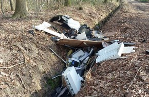 Polizeidirektion Bad Segeberg: POL-SE: Heist - Illegale Müllablagerung im Waldgebiet - Polizei auf der Suche nach Hinweisen