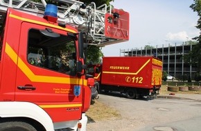 Freiwillige Feuerwehr Bad Salzuflen: FF Bad Salzuflen: Brand zerstört Carport auf Firmengelände in Bad Salzuflen / Freiwillige Feuerwehr verhindert durch schnelles Eingreifen schlimmeres
