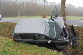 Polizei Münster: POL-MS: Auto prallt vor Baum - 87-Jähriger schwer verletzt