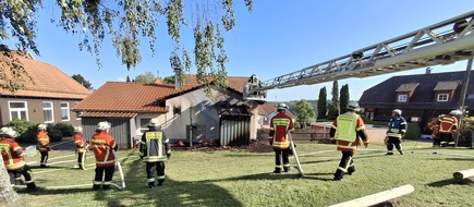 KFV-CW: Holzlager geht in Flammen auf / Backhaus und Feuerwehrmagazin blieben verschont