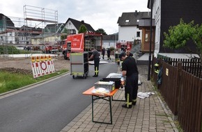 Feuerwehr Lennestadt: FW-OE: Zündelndes Kind löst Zimmerbrand aus - Wohnung unbewohnbar