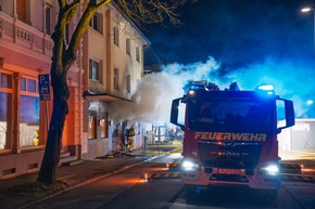 FW Menden: Gaststätte in Vollbrand - Feuerwehr rettet sechs Bewohner