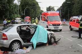 Feuerwehr Gelsenkirchen: FW-GE: 3 schwer verletzte Personen nach Verkehrsunfall in Bulmke-Hüllen