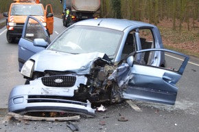 POL-STD: Vier zum Teil schwer verletzte Autoinsassen bei Unfall auf Bundesstraße 73 in Himmelpforten