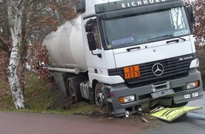Polizeiinspektion Harburg: POL-WL: Tanklastzug kommt von Fahrbahn ab
