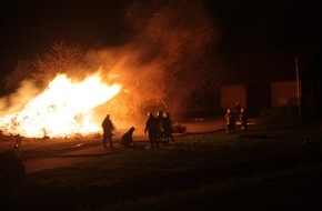 Kreispolizeibehörde Höxter: POL-HX: Abgesagtes Osterfeuer gerät in Brand