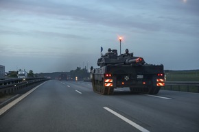 Quadriga 2024: Leoparden auf der Autobahn / Panzer aus Pfreimd auf dem Weg nach Litauen