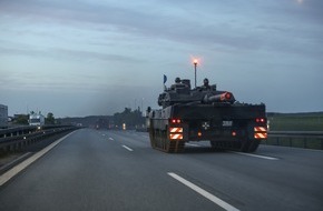 PIZ Heer: Quadriga 2024: Leoparden auf der Autobahn / Panzer aus Pfreimd auf dem Weg nach Litauen