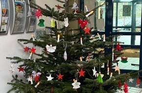 Polizeidirektion Mayen: POL-PDMY: Weihnachtsbaumschmück-Tradition bei der Polizei Cochem