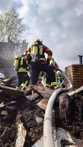 FW-SE: Feuer zerstört Einfamilienhaus, zwei Verletzte Hausbewohner
