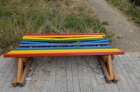 Kreispolizeibeh&ouml;rde Oberbergischer Kreis: POL-GM: Parkb&auml;nke besch&auml;digt