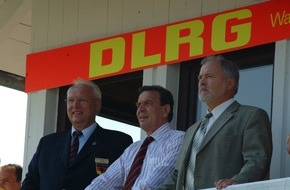 DLRG - Deutsche Lebens-Rettungs-Gesellschaft: Bundeskanzler Gerhard Schröder sagt der DLRG Unterstützung für ehrenamtlichen Wasserrettungsdienst zu