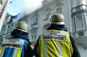 Feuerwehr Essen: FW-E: Rauchmelder weckt Bewohner bei Brand in Mehrfamilienhaus - Menschenrettung über Drehleiter