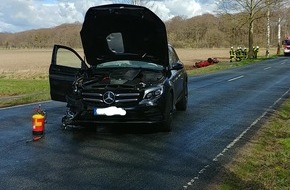 Polizeiinspektion Stade: POL-STD: Auto landet auf dem Dach - Fahrer nach Frontalzusammenstoß verletzt