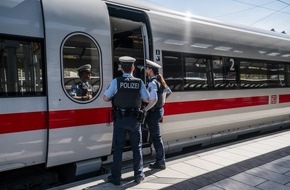 Bundespolizeiinspektion Hamburg: BPOL-HH: Pfandflaschensammler verletzt ICE Zugbegleiter durch kraftvollen Sto&szlig; in die Gep&auml;ckanlage - Hamburger Bundespolizei hat Ermittlungen aufgenommen-